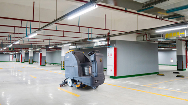 清潔設(shè)備廠家使用洗地機(jī)的注意事項(xiàng) 清潔設(shè)備廠家使用洗地機(jī)的注意事項(xiàng)