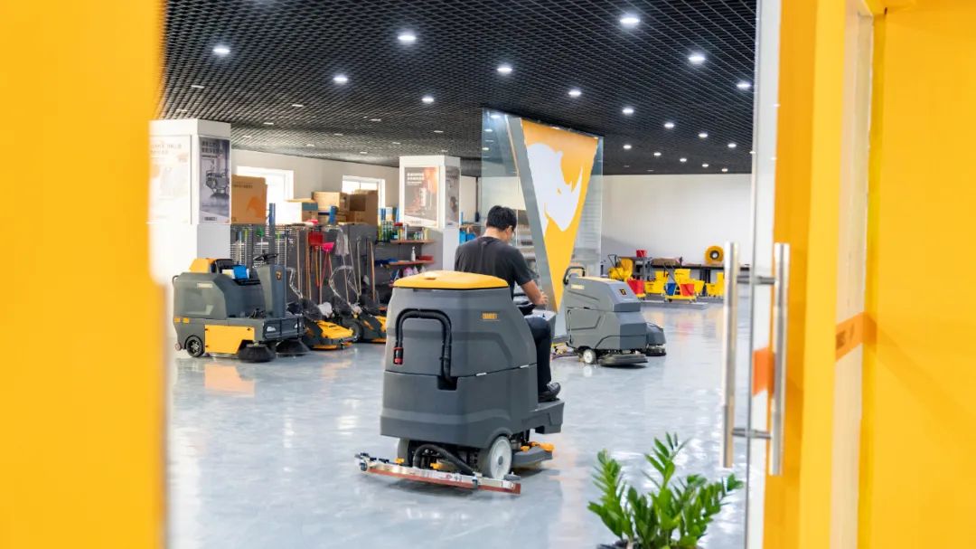 洗地機廠家告訴你洗地機受到了清潔工寵愛 洗地機廠家告訴你洗地機受到了清潔工寵愛