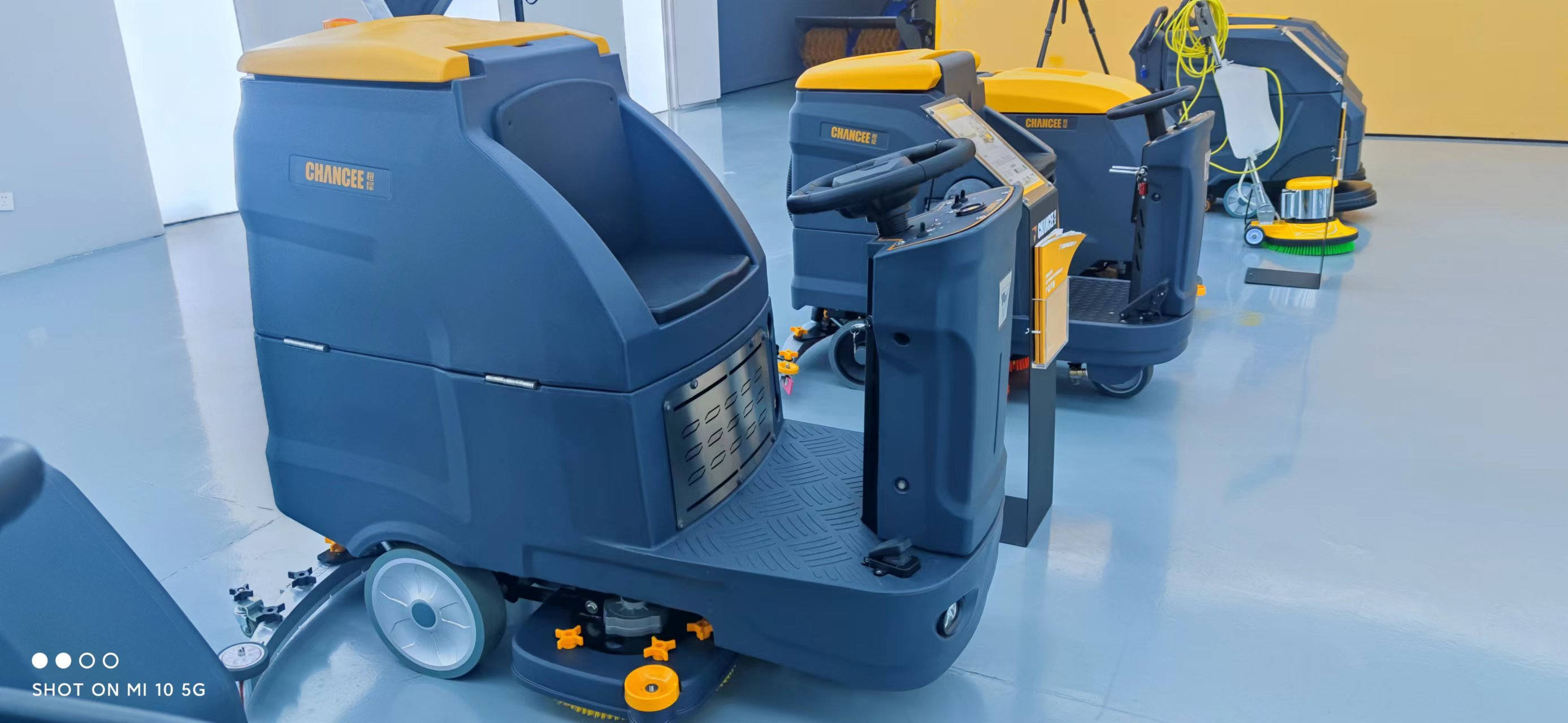 三招教會(huì)你駕駛式洗地維護(hù)