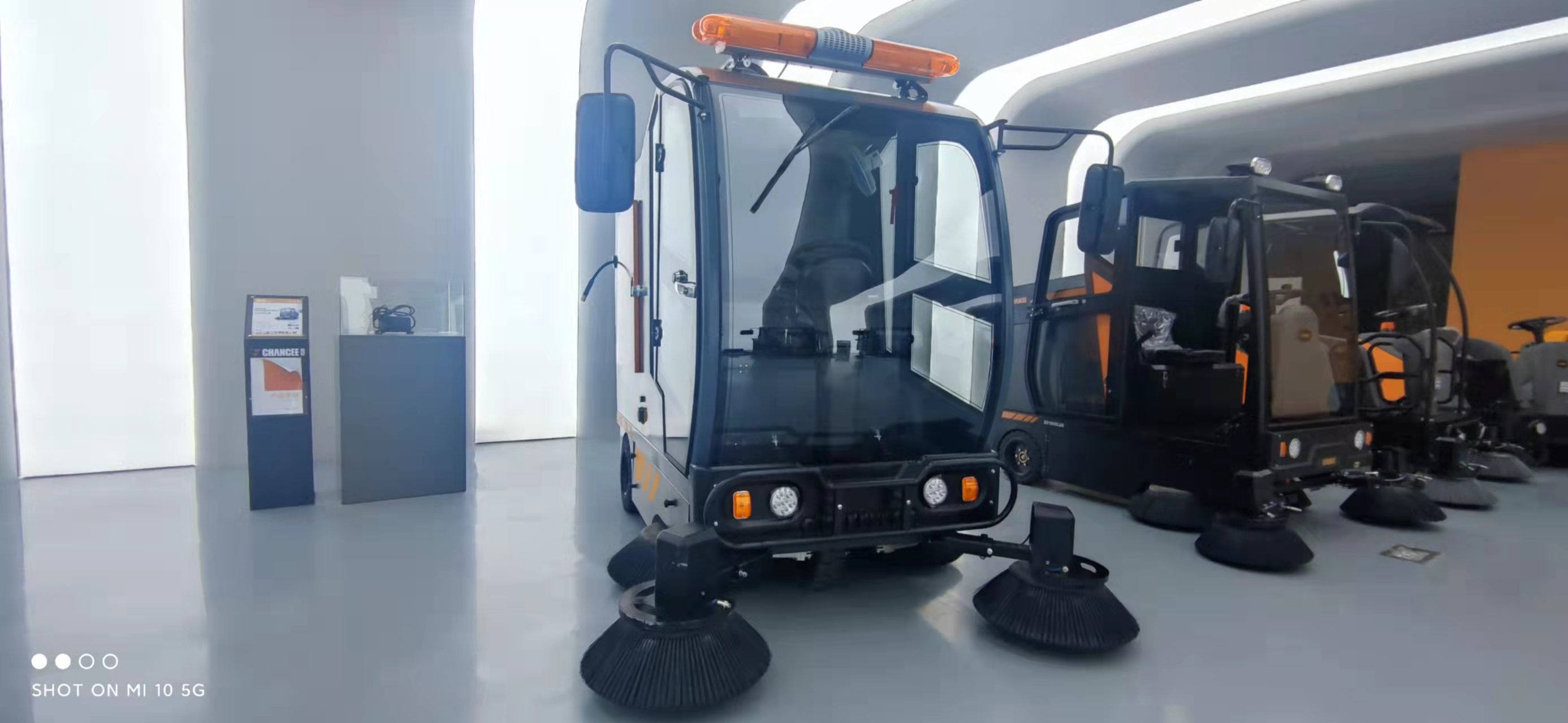 駕駛式掃地機(jī)在街道清潔的優(yōu)勢(shì)特點(diǎn)