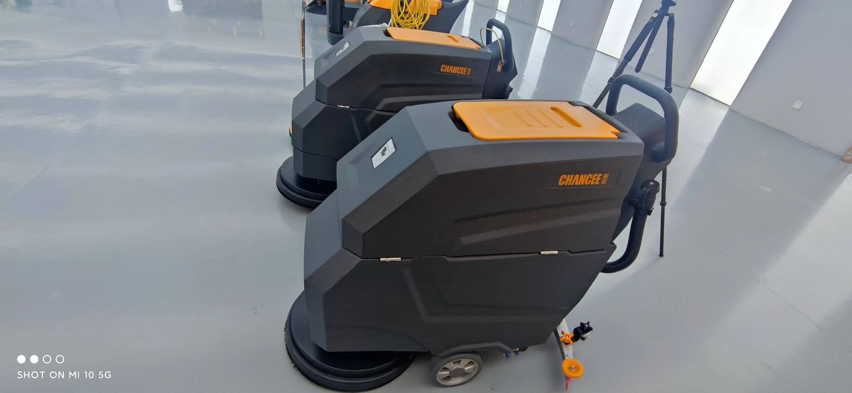 清潔設(shè)備廠教你手推式洗地機(jī)的日常操作流程